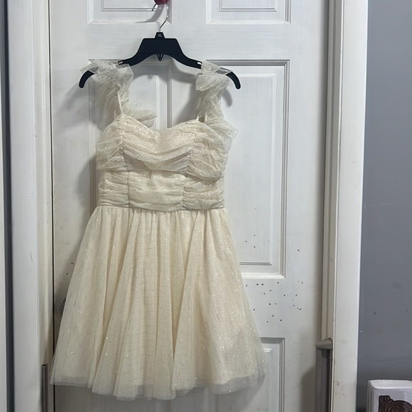 Beautiful city studio holiday dress or perf for any fun occasion only worn once - Picture 6 of 6